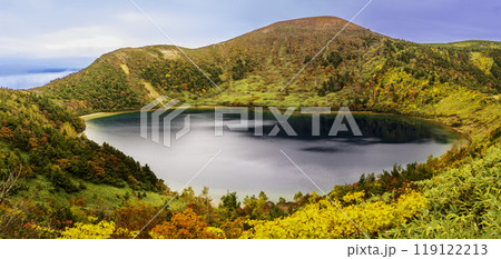 家形山から紅葉に色づく魔女の瞳と一切経山 119122213