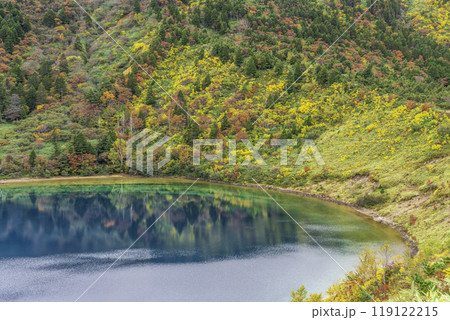 家形山から紅葉に色づく魔女の瞳と一切経山 119122215