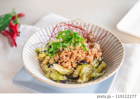 鶏そぼろをのせた茄子の浅漬け 鶏そぼろをのせた茄子の浅漬け 119122277