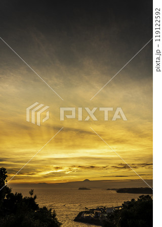 逗子市の高台から夕焼け富士山と光芒 119122592