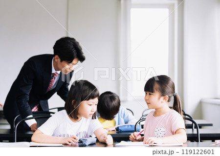 塾で勉強する小学生 119122601