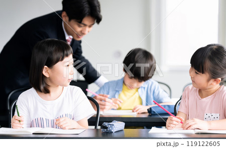 塾で勉強する小学生 119122605
