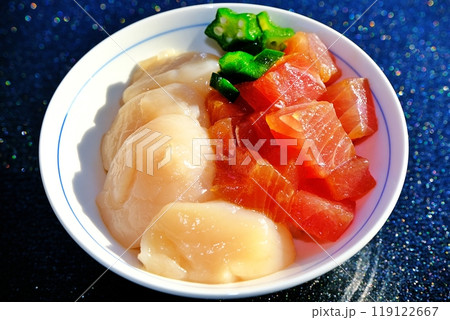 ホタテとマグロの漬け丼 ホタテとマグロの漬け丼 119122667