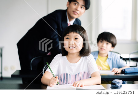 塾で勉強する小学生 塾で勉強する小学生 119122751