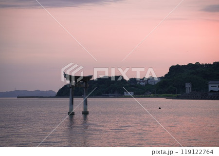 永尾剱神社と海に沈む夕日 永尾剱神社と海に沈む夕日 119122764