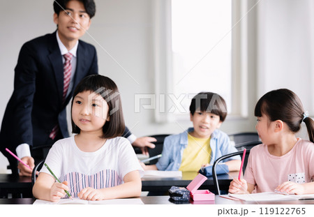 塾で勉強する小学生 119122765