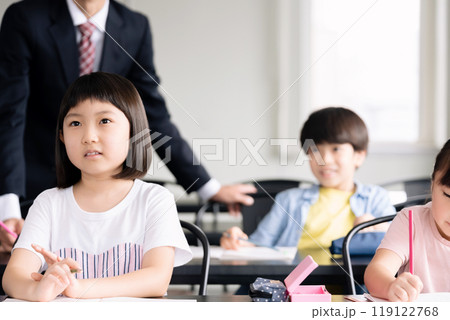 塾で勉強する小学生 119122768