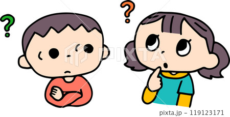 不思議そうに見上げる男の子と女の子 119123171