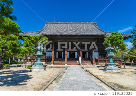 京都市　初秋の青空に映える百萬遍知恩寺の御影堂 119123329