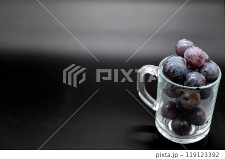 グラスにあふれているぶどう 119123392