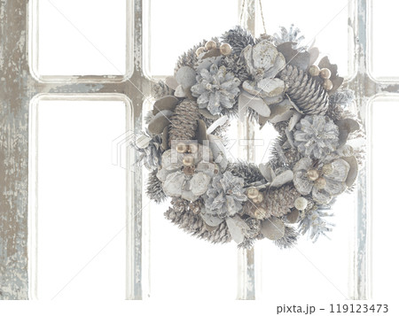 窓辺に飾られたクリスマスリース　クリスマスイメージ 119123473