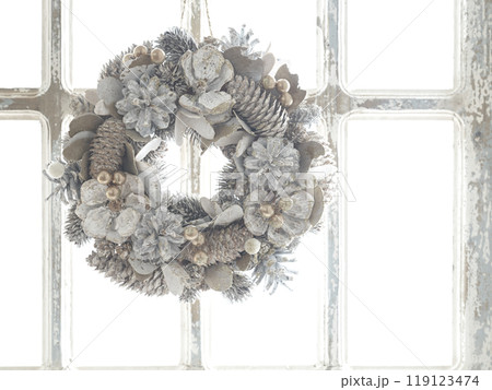 窓辺に飾られたクリスマスリース　クリスマスイメージ 119123474