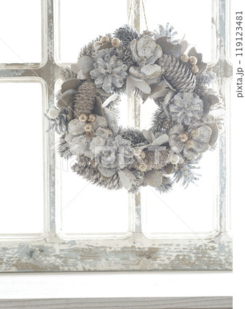 窓辺に飾られたクリスマスリース　クリスマスイメージ 119123481