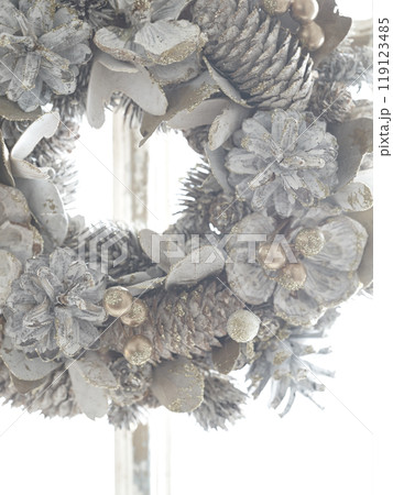窓辺に飾られたクリスマスリース　クリスマスイメージ 119123485