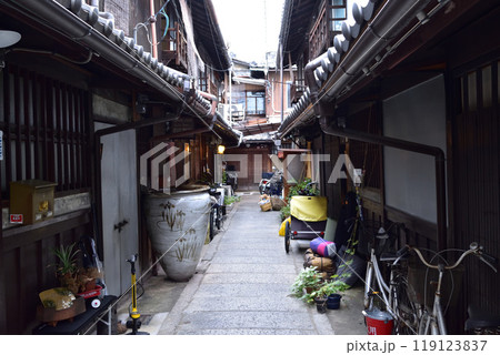 京都・西陣の路地 119123837