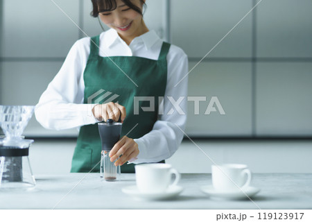 週末の朝、珈琲を淹れる若い女性店員 週末の朝、珈琲を淹れる若い女性店員 119123917