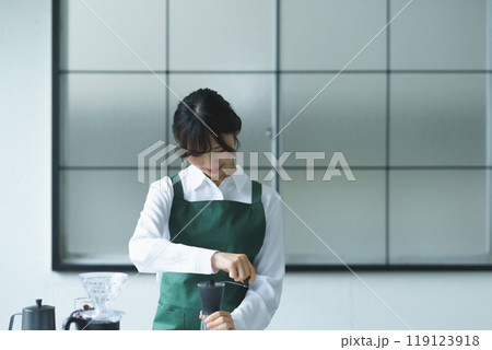 週末の朝、珈琲を淹れる若い女性店員 119123918