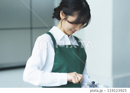週末の朝、珈琲を淹れる若い女性店員 週末の朝、珈琲を淹れる若い女性店員 119123925