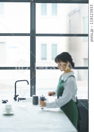 週末の朝、珈琲を淹れる若い女性店員 週末の朝、珈琲を淹れる若い女性店員 119123933