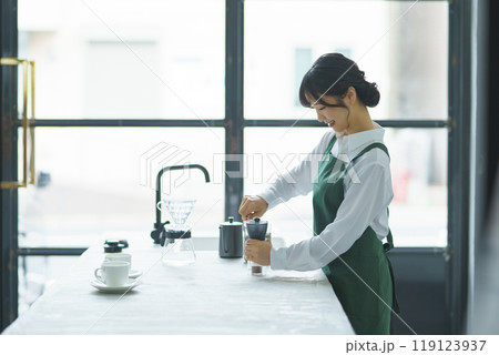 週末の朝、珈琲を淹れる若い女性店員 119123937