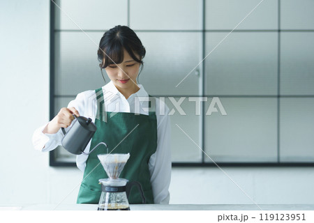 週末の朝、珈琲を淹れる若い女性店員 週末の朝、珈琲を淹れる若い女性店員 119123951