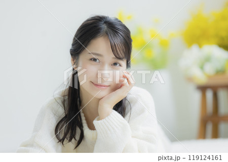 寝転がる白いニットの女性 寝転がる白いニットの女性 119124161