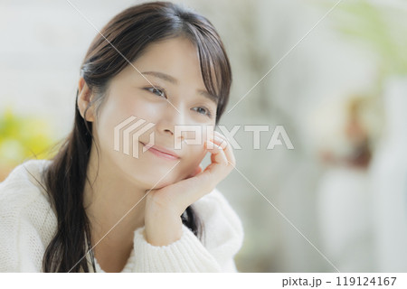 寝転がる白いニットの女性 寝転がる白いニットの女性 119124167