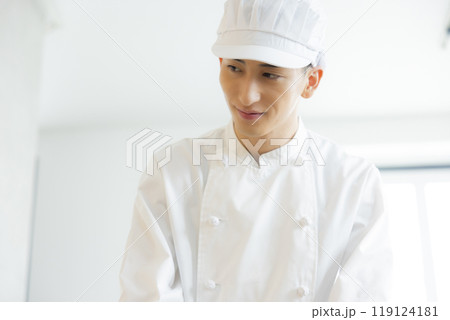 コックコートを着た若い男性　　　　　 119124181