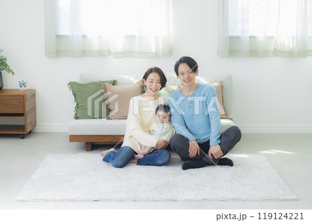 リビングでくつろぐ家族 リビングでくつろぐ家族 119124221