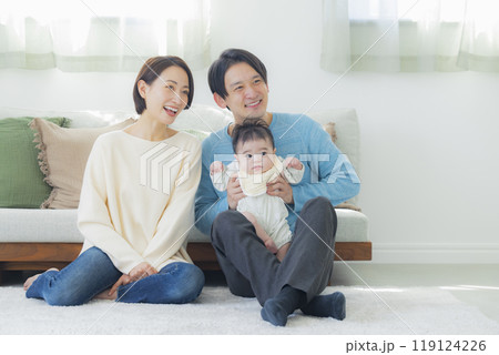 リビングでくつろぐ家族　 119124226