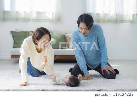 リビングでくつろぐ家族 119124228