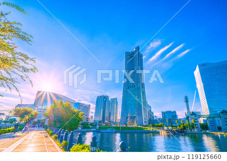 日本の横浜都市景観 汽車道から横浜ランドマークタワーやみなとみらいの街を望む=26日 日本の横浜都市景観 汽車道から横浜ランドマークタワーやみなとみらいの街を望む=26日 119125660