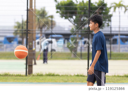 バスケットボールをする少年 バスケットボールをする少年 119125866