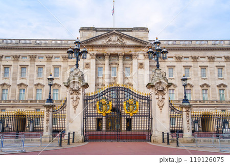 Buckingham palace in London city, England 119126075
