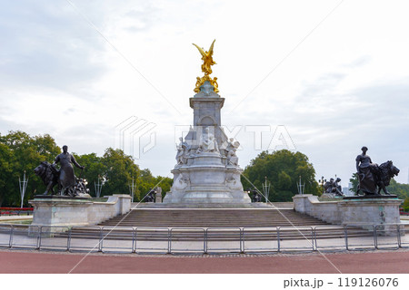 Queen Victoria monument near Buckingham palace in London, England 119126076