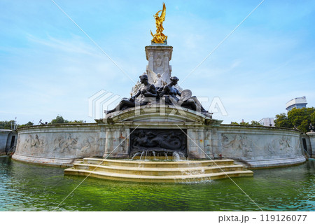 Queen Victoria monument near Buckingham palace in London, England 119126077