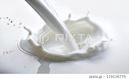 注がれる牛乳のクローズアップ　白背景 119126770