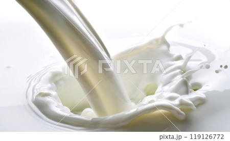 注がれる牛乳のクローズアップ　白背景 119126772