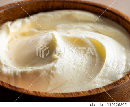 木製ボウルに盛り付けたホイップバター 119126865