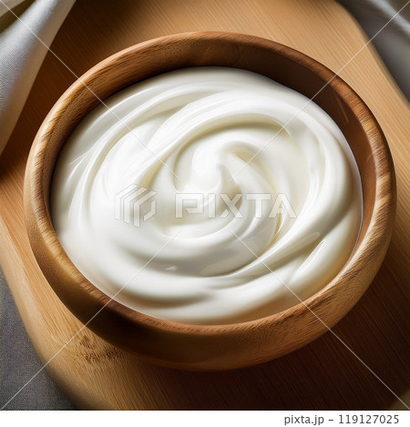 木製ボウルに盛り付けた自家製プレーンヨーグルト 119127025