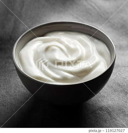 黒いボウルに盛り付けた自家製プレーンヨーグルト 119127027