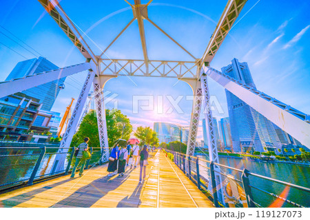 日本の横浜都市景観　汽車道から横浜ランドマークタワーやみなとみらいの街を望む＝26日 119127073