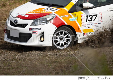 自動車レースラリーカーのスペシャルステージのタイムアタック 自動車レースラリーカーのスペシャルステージのタイムアタック 119127195