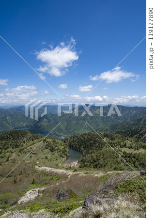 日光白根山へ続く登山道から望む弥陀ヶ池 栃木県日光市日光国立公園 日光白根山へ続く登山道から望む弥陀ヶ池 栃木県日光市日光国立公園 119127890