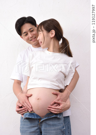 大きなお腹の若い妊婦と寄り添う夫 119127997