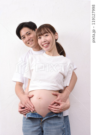 大きなお腹の若い妊婦と寄り添う夫 119127998