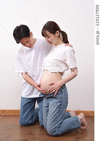 大きなお腹の若い妊婦と寄り添う夫 119127999