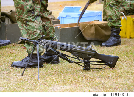 地面に置かれた陸上自衛隊の89式小銃 119128132