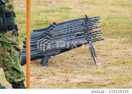 地面に並べて置かれた陸上自衛隊の89式小銃 地面に並べて置かれた陸上自衛隊の89式小銃 119128134