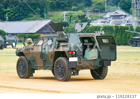 訓練展示に参加する陸上自衛隊の軽装甲機動車 119128137